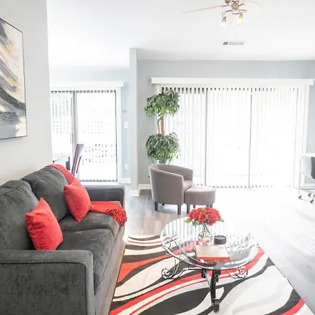 Cozy Home, 10 Minutes Away From Downtown